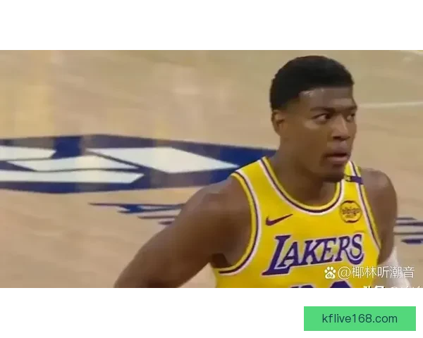 东契奇偷听魔术战术海斯也上前凑热闹 八村垒调侃发问引爆全场气氛